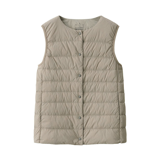 Chaleco ligero de plumón sin cuello.