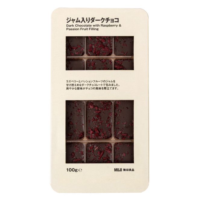 Bombones de chocolate puro con relleno de frambuesa y fruta de la pasión