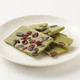Chocolate blanco con arándanos rojos endulzados, semillas de calabaza y té verde matcha.