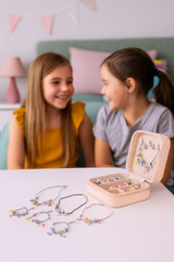 Komplet za pravljenje narukvica i ogrlica sa šarmima i perlama 66 dijelova + organizator i torba