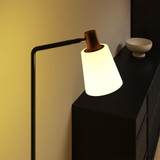 Podna LED lampa s okretnim sjenilom i tri boje svjetla, crna
