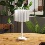 Stona lampa u retro stilu s valovitim abažurom, bijela