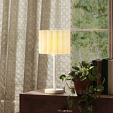 Stona lampa u retro stilu s valovitim abažurom, bijela