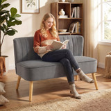 Sofa na dva sjedišta u retro stilu s drvenim nogama, tamnosiva