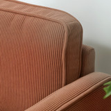 Dvosjedna sofa s prostorom za odlaganje i drvenim nogama, narandžasta