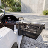 Dječiji električni auto s daljinskim upravljačem i dva motora, bijeli