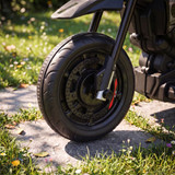 Dječiji električni motocikl 6 V s pomoćnim točkićima i muzikom, crveni