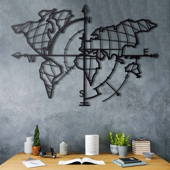 Dekorativni metalni zidni pribor Kompas na karti svijeta - crni