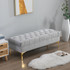 Tapacirana klupa od baršuna sa zlatnim nogama, svijetlosiva