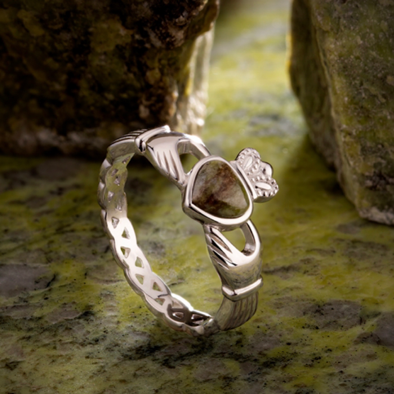 Éireloom Connemara Heart Ring