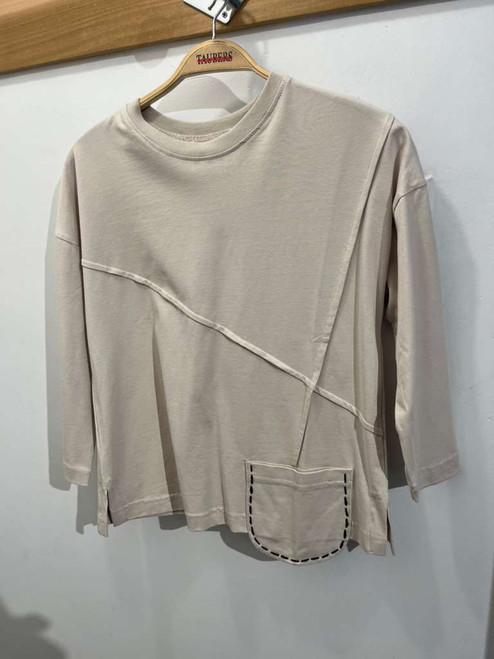 T-shirt with design pocket