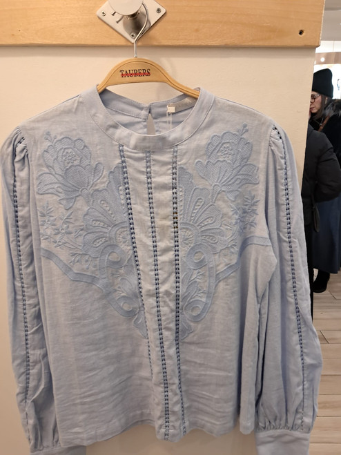 LIGHT BLUE LINEN FLOWER EMBROIDERED SHIRT
