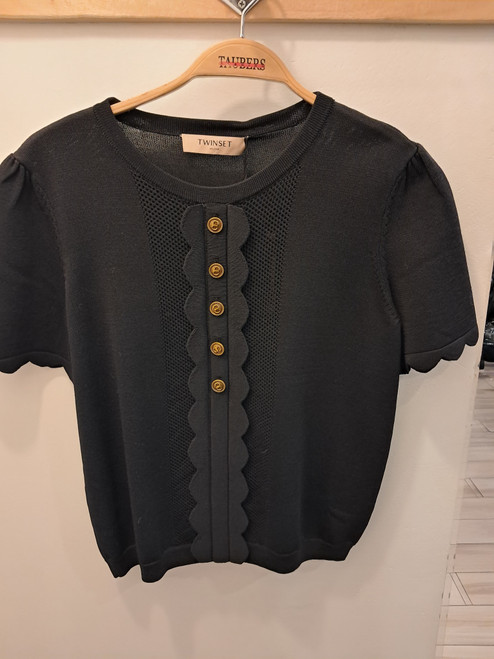 BLACK SCALLOPED EDGE PULLOVER