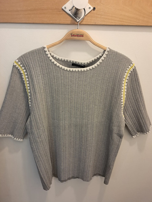 GREY RIBBED PULLOVER EMBR. TRIM