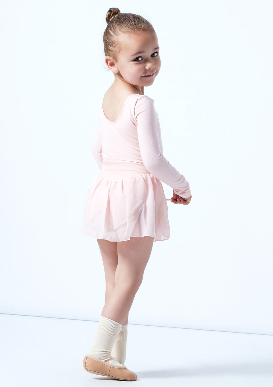Niña En Una Presentación Rosada Del Vestido Del Ballet Foto de