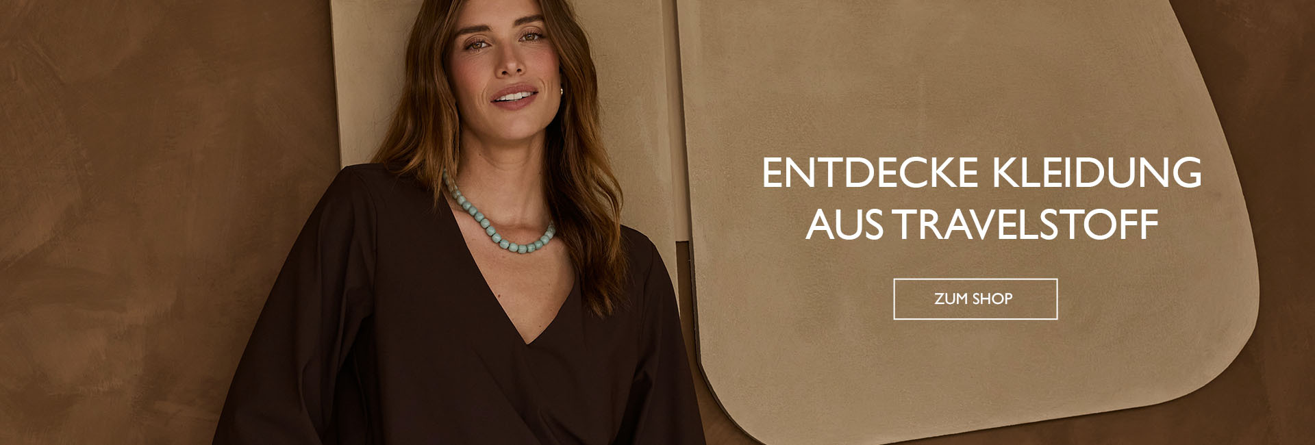 Vrouw in kleding van travelstof
