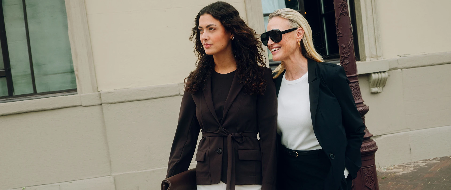 Vrouwen in travelstof kleding