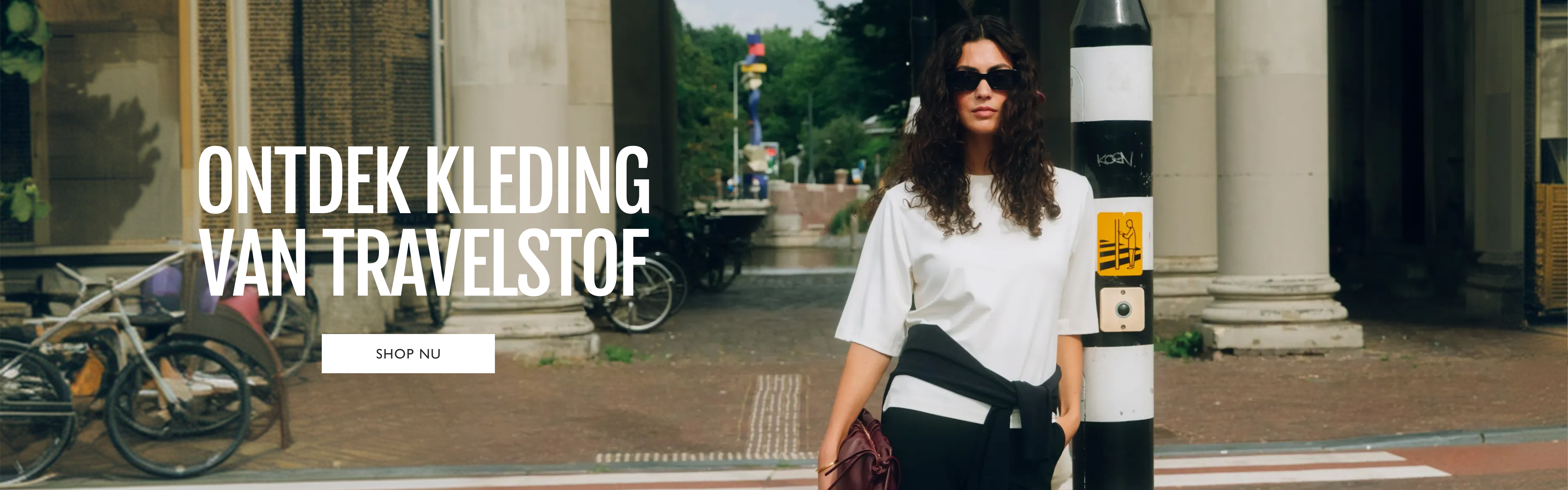 Vrouw in kleding van travelstof