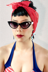 Bettie Black & White Cat Eye Pin-up Girl Retro Sunglasses