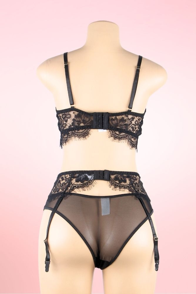 Fiora Lace Plus Size Black Garter Lingerie Set.