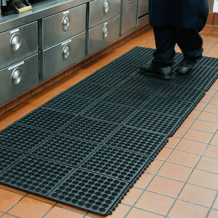 chef standing on black Dura Chef Interlock kitchen mat