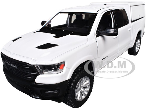 2019 RAM 1500 Laramie Crew Cab Pickup Truck with Truck Bed Camper White Custom Builder s Kit Series 1/24 1/27 Diecast Model Car Motormax 76817W