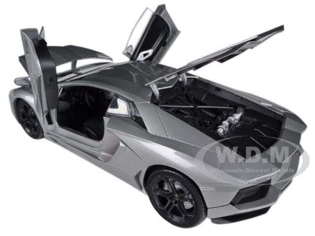 Lamborghini Aventador LP700-4 Grey 1/18 Diecast Car Model Motormax