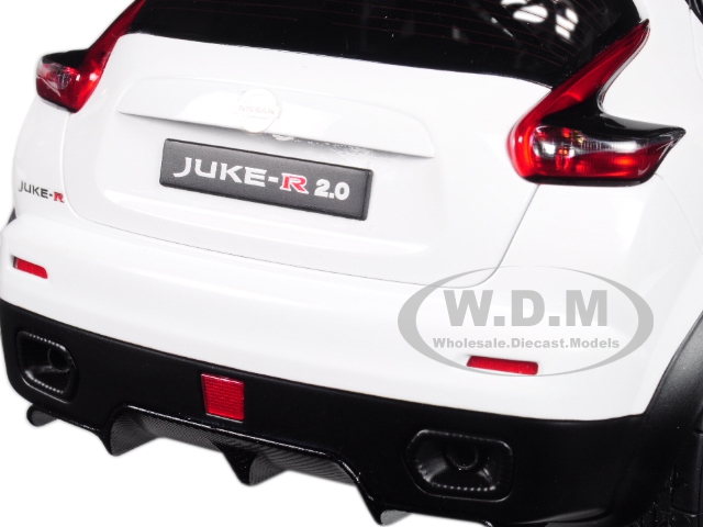 Nissan Juke R 2.0 White 1/18 Model Car Autoart 77456