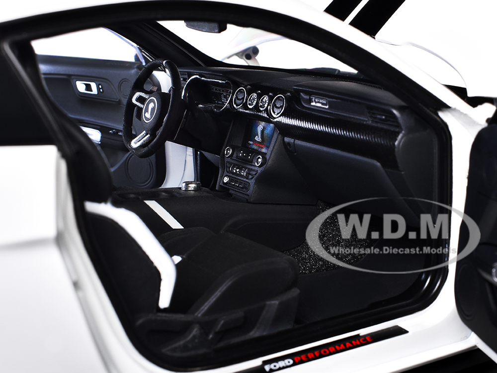 Ford Mustang Shelby GT500 Oxford White with Black Stripes 1/18