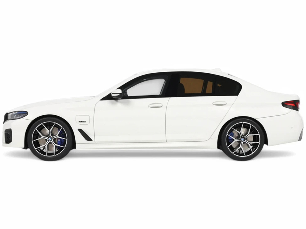 2023 BMW 545e xDrive M Sport Alpine White 1/18 Model Car by GT Spirit