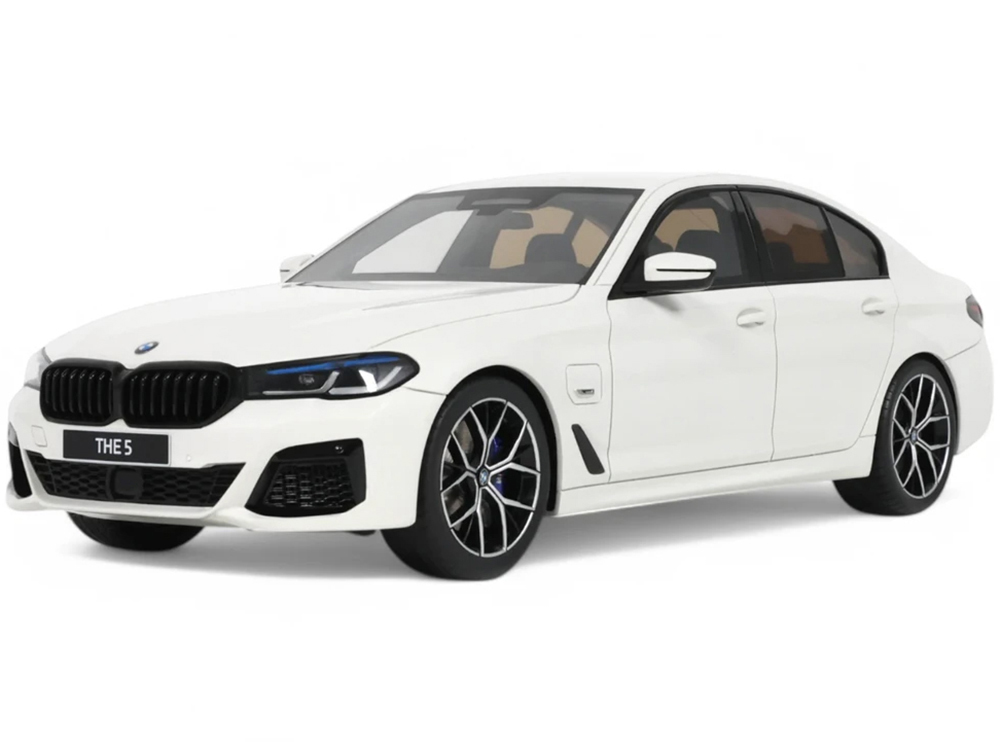 GT SPIRIT 1/18  545e xDrive Mスポーツ 2023 BMW 545e xDrive M Sport Alpine White 1/18 Model Car by GT Spirit