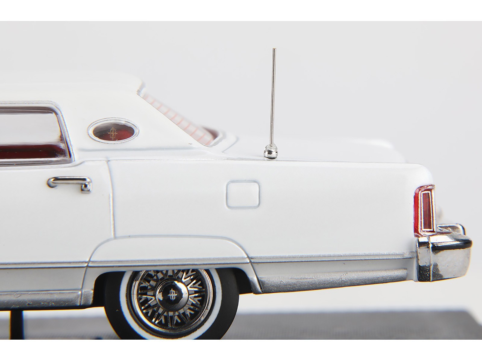 1979 Lincoln Continental Town Car White with Red Interior 1/64