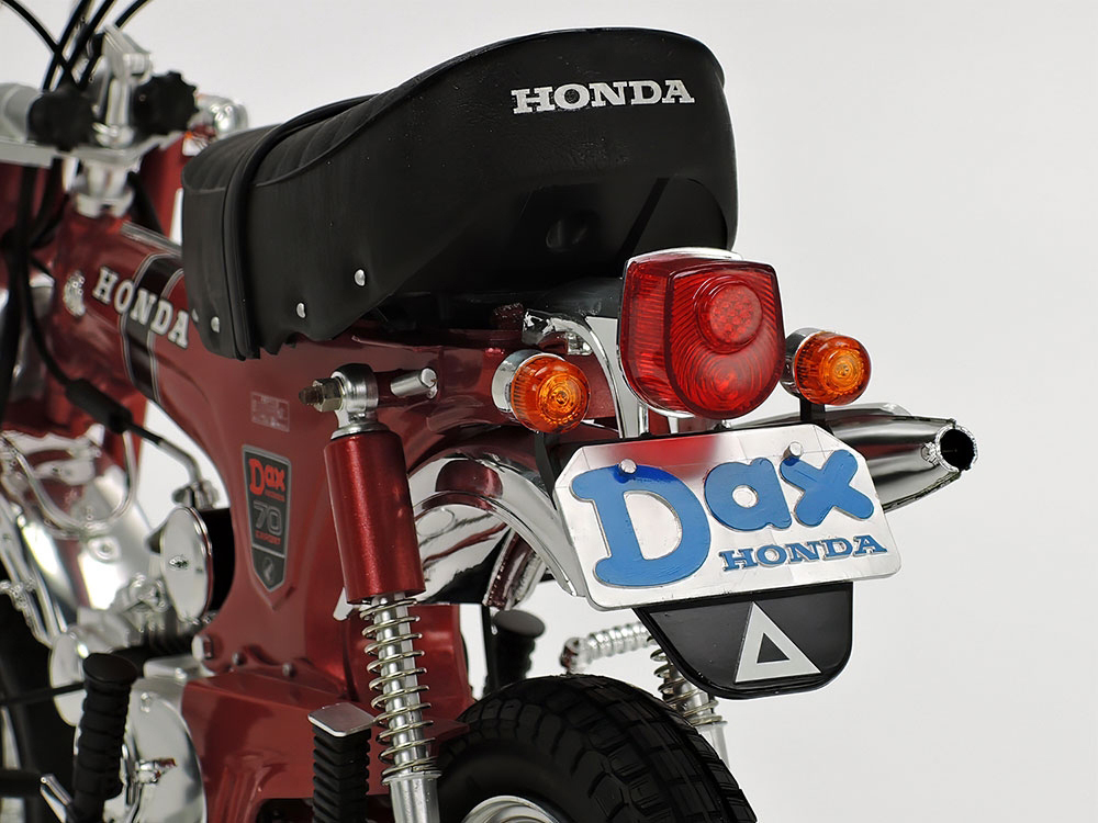 ホビーラジコン DAX HONDA Model Kit Dax Honda Export 70 Motorcycle 1/6 Scale Model by Tamiya