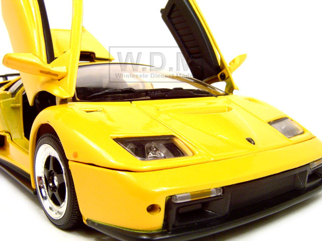 Lamborghini Diablo GT Yellow 1/18 Diecast Model Car Motormax 73168