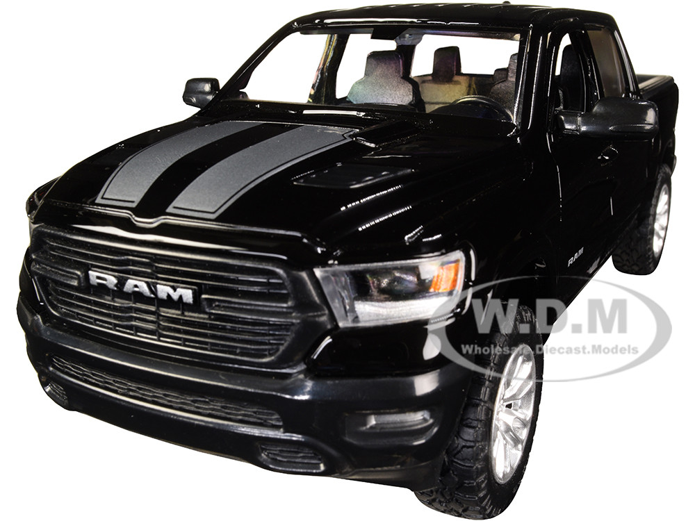 Motormax 1:24 2019 RAM 1500 Laramie Crew Cab Pickup Truck Black with Silver Stripes 1/24 Diecast Model Car by Motormax