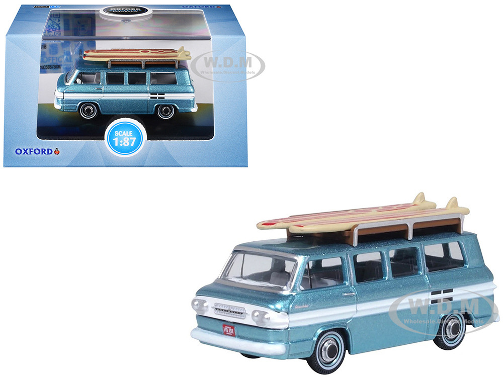 1961 Chevrolet Corvair Greenbrier Passenger Wagon Van and Cameo Surfboards on Roof (HO) White 1:87 model Oxford Diecast