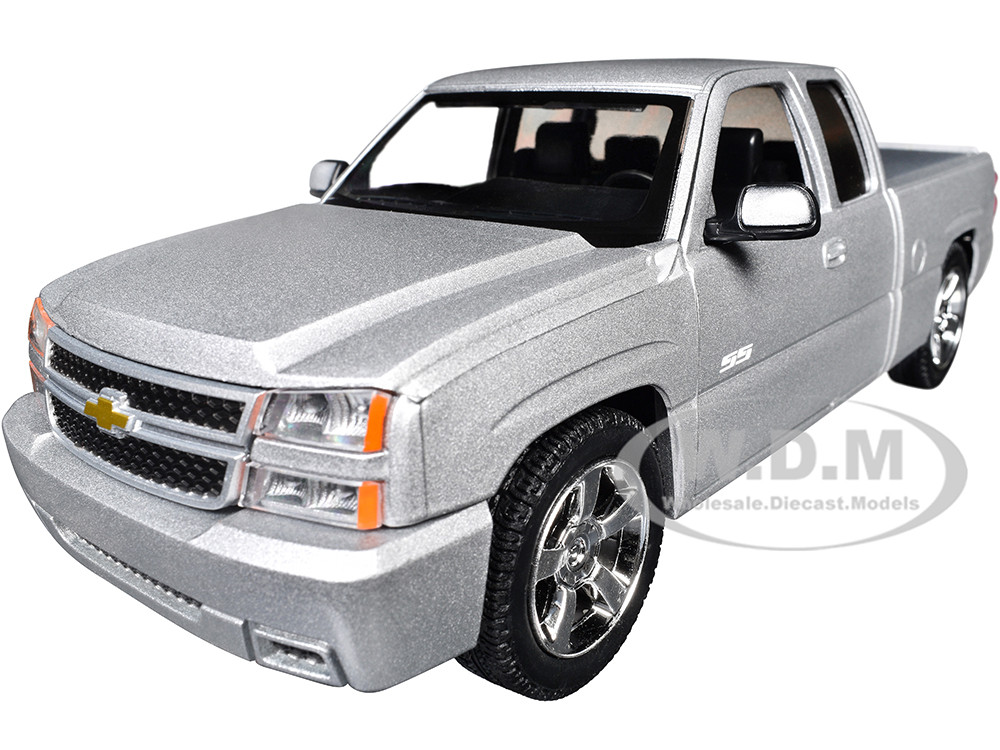 Motormax 1:24 2006 Chevrolet Silverado SS Pickup Truck Silver Metallic "Timeless Legends" Series 1/25 Diecast Model Car by Motormax
