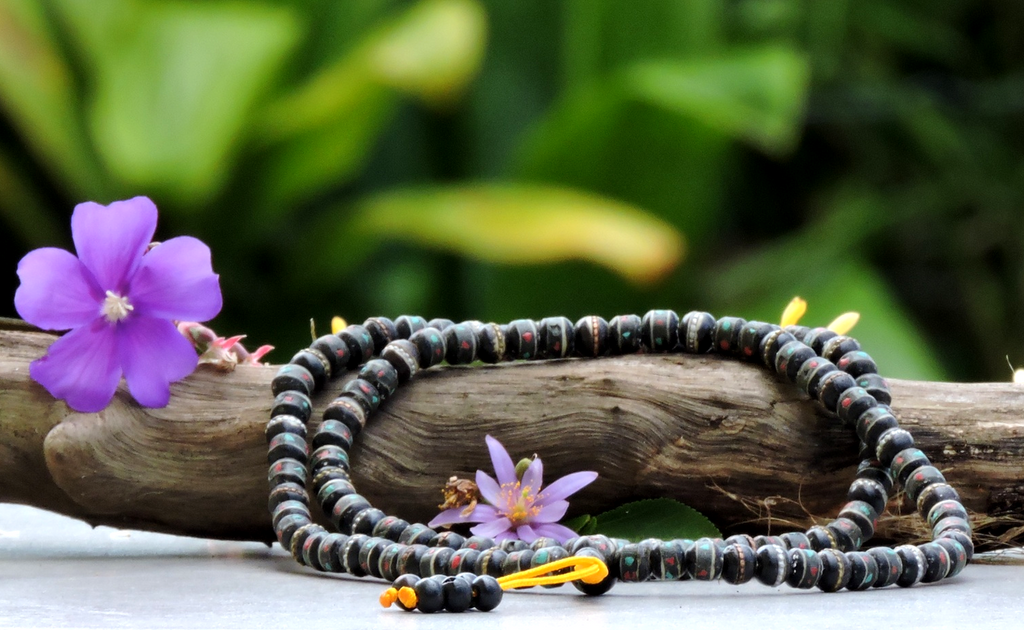 Tibetan Himalayan Yak Bone 108 Beads Embedded Necklace for Meditation (Black)