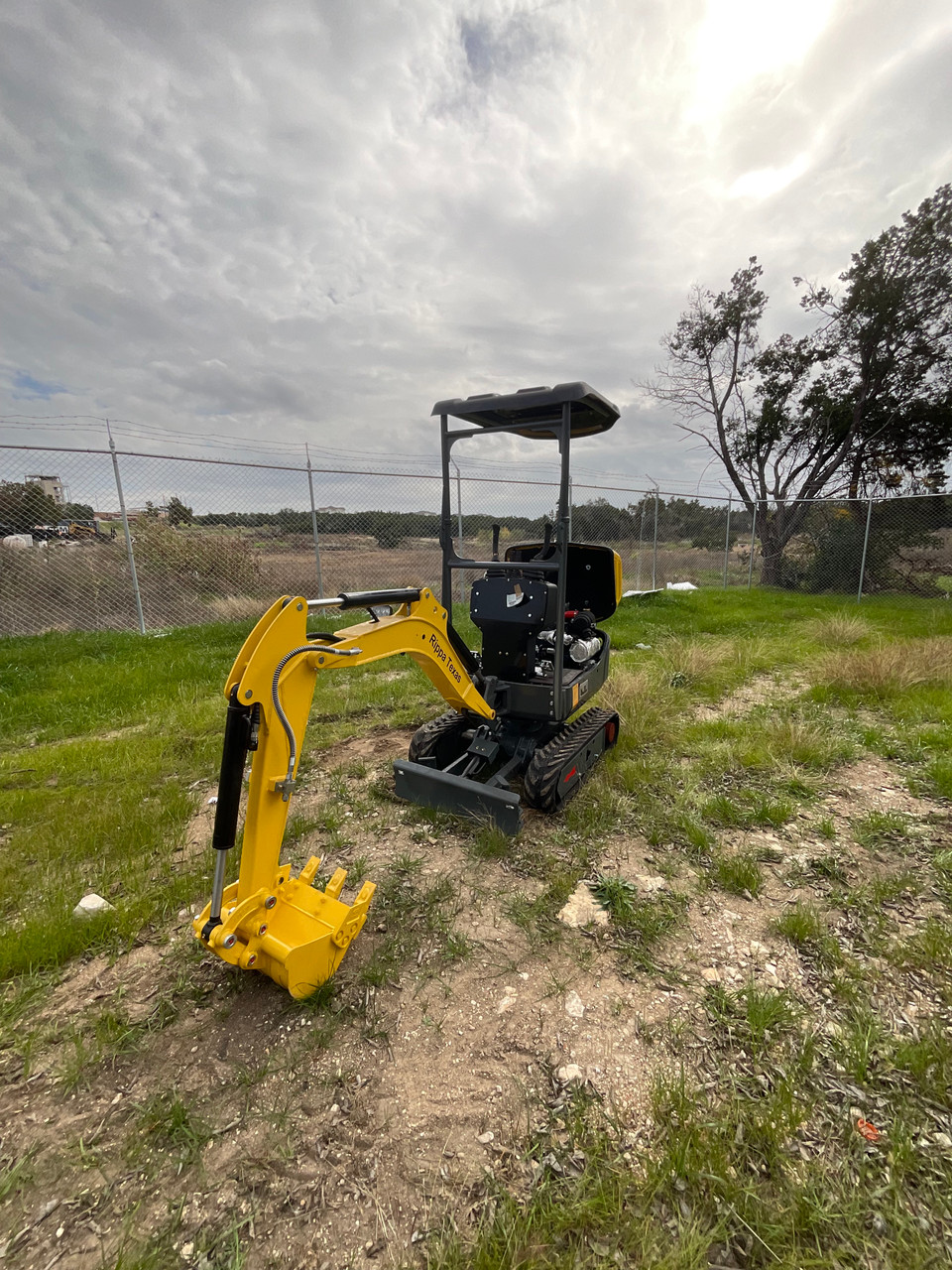 Mini Excavator w/ Canopy : B&S EPA Gas Engine / 13.4 HP