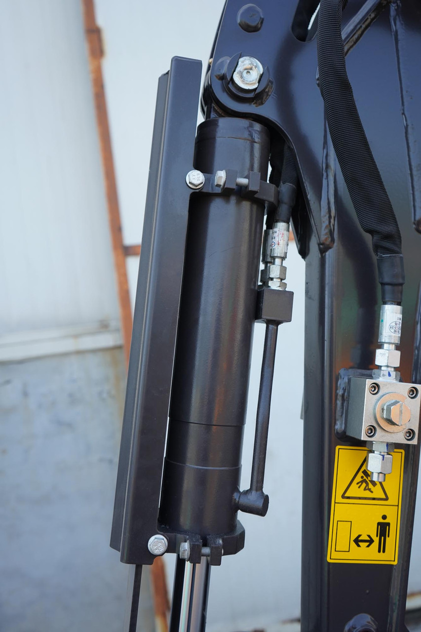 Rhinoceros 1.3 Ton Mini Excavator RH13 B&S Engine