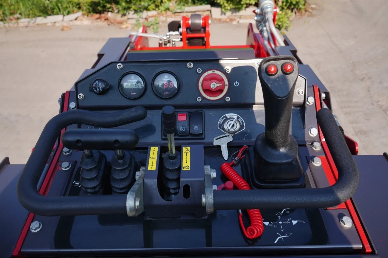 Rhinoceros RH750 Skid Steer Loader - view 9