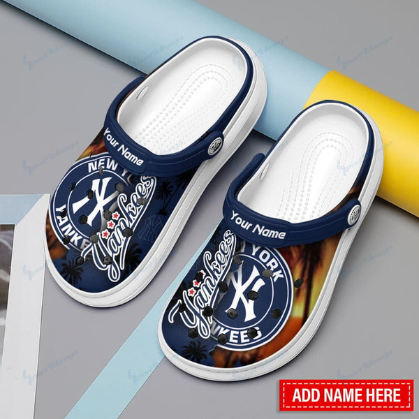 OFFICIAL-NFL.NEW-YORK-YANKEES-TEAM-SPORT-SMUMMER-CLOGS/ADD YOUR OWN PERSONALIZED NAME OR SPECIAL CUSTOM TEXT ON BOTH SHOE CLOGS/OFFICIAL-CUSTOM-GRAPHIC-3D-PRINTED-YANKEES-TEAM-LOGOS-DESIGN!!