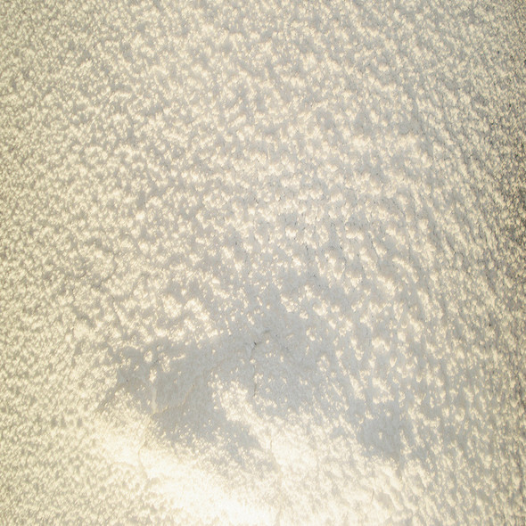 Denser application of snow spray on a solid surface: Hold the can in an upright position close to a surface. It important to press the nozzle gently at first, and then gradually apply more pressure until you create the effect you are after. Layer of snow up to 2cm (20mm) deep can be created this way.