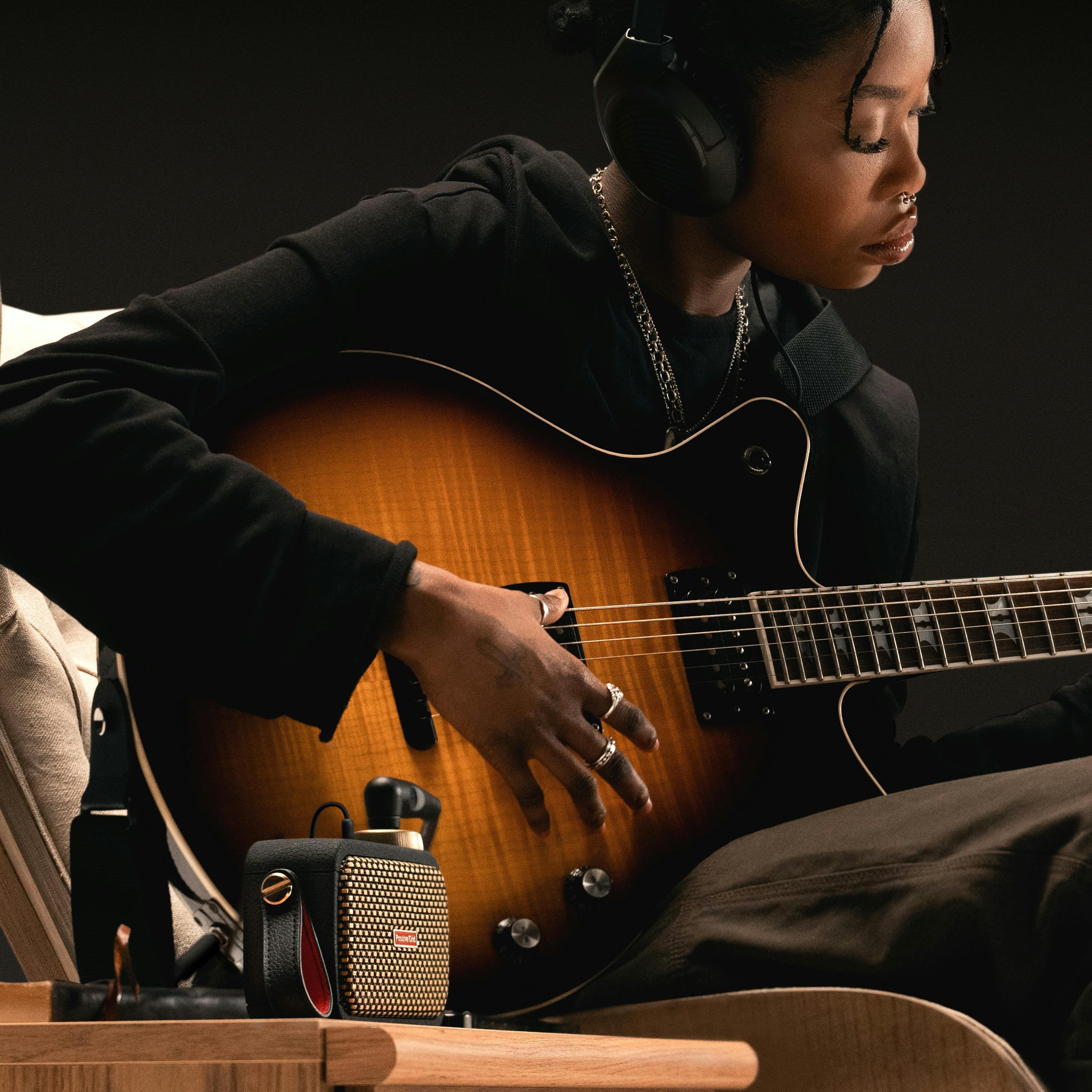 Positive Grid Spark GO Ultra-Portable Smart Guitar Amp & Bluetooth Speaker - SPARK-GO-Positive-Grid-Spark-Go-Amp-Lifestyle-3.jpg