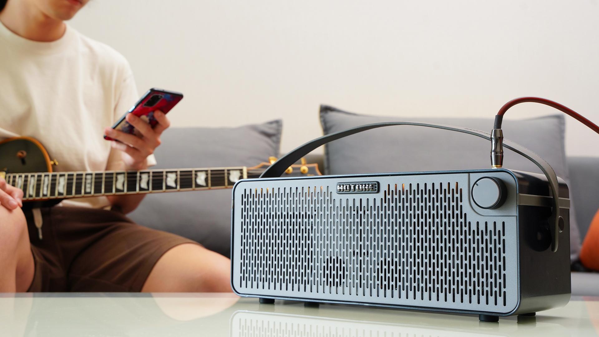 Hotone Pulze Eclipse Compact Bluetooth Modelling Amp - PULZEECLIPSE-Lifestyle.jpg