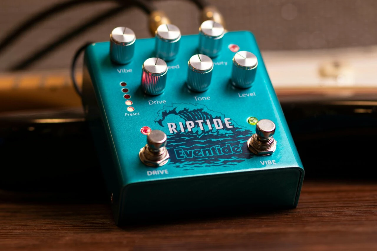 Eventide Riptide Overdrive and Uni-Vibe Stereo Pedal - RIPTIDE-eventide-riptide-guitar-pedal-lifestyle.jpg