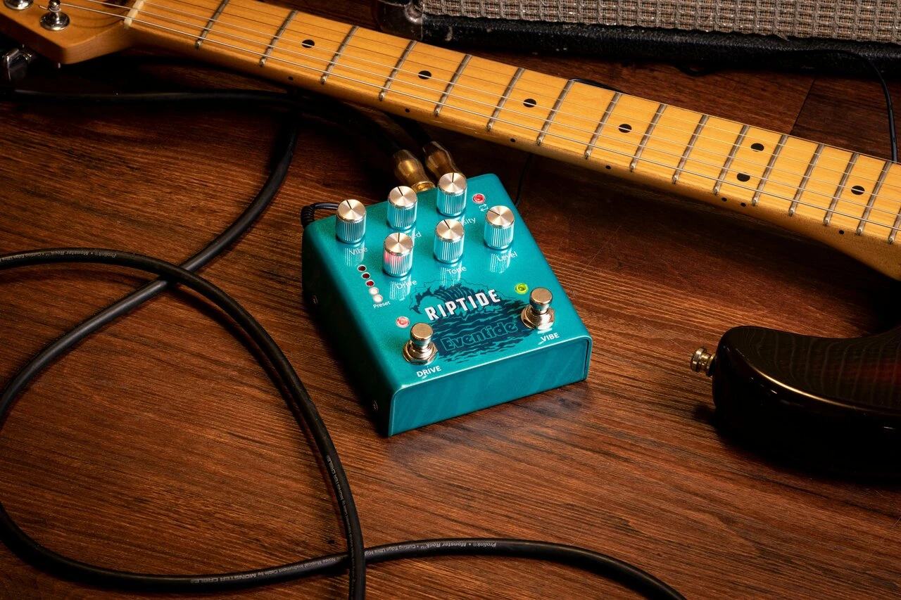 Eventide Riptide Overdrive and Uni-Vibe Stereo Pedal - RIPTIDE-eventide-riptide-guitar-pedal-lifestyle-neck.jpg