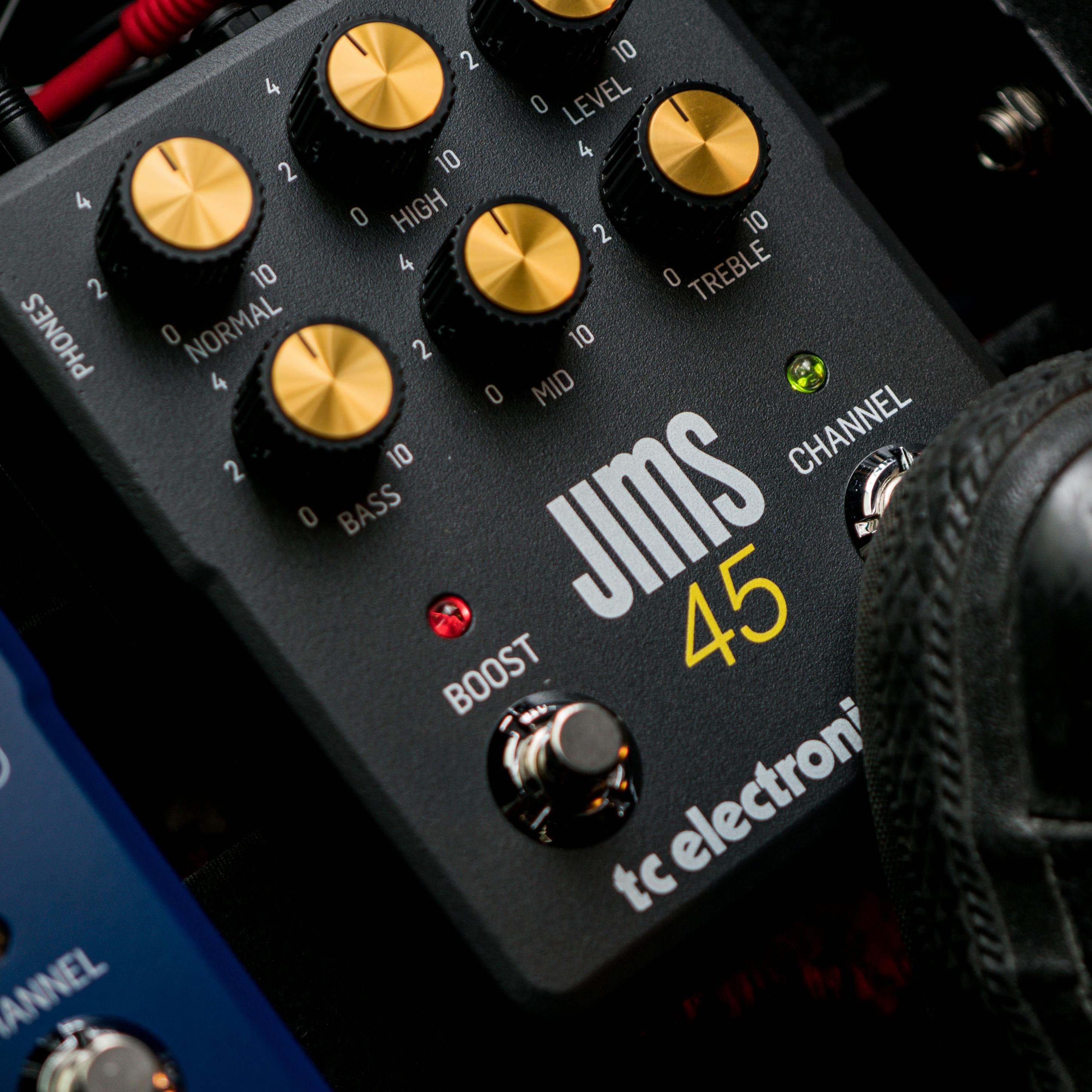 TC Electronic AmpWorx Vintage Series JIMS 45 Preamp Pedal - 0709-AJM86-001-TC-Electronic-Ampworx-Jims-45-Preamp-Pedal-Lifestyle-2.jpg