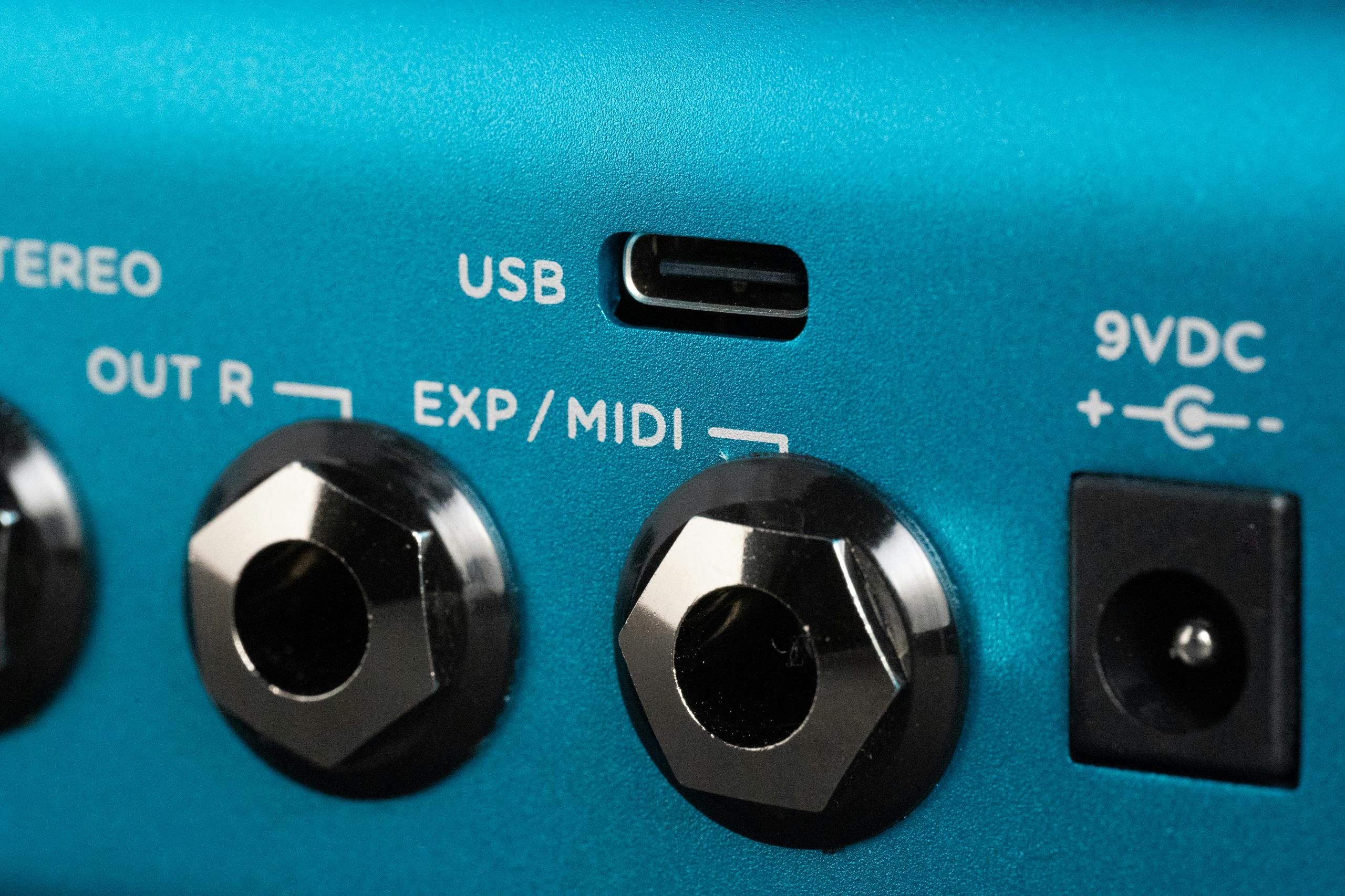 Strymon Blue Sky Reverberator Pedal V2 - 518290-Strymon-Blue-Sky-V2-Feature-3.jpg