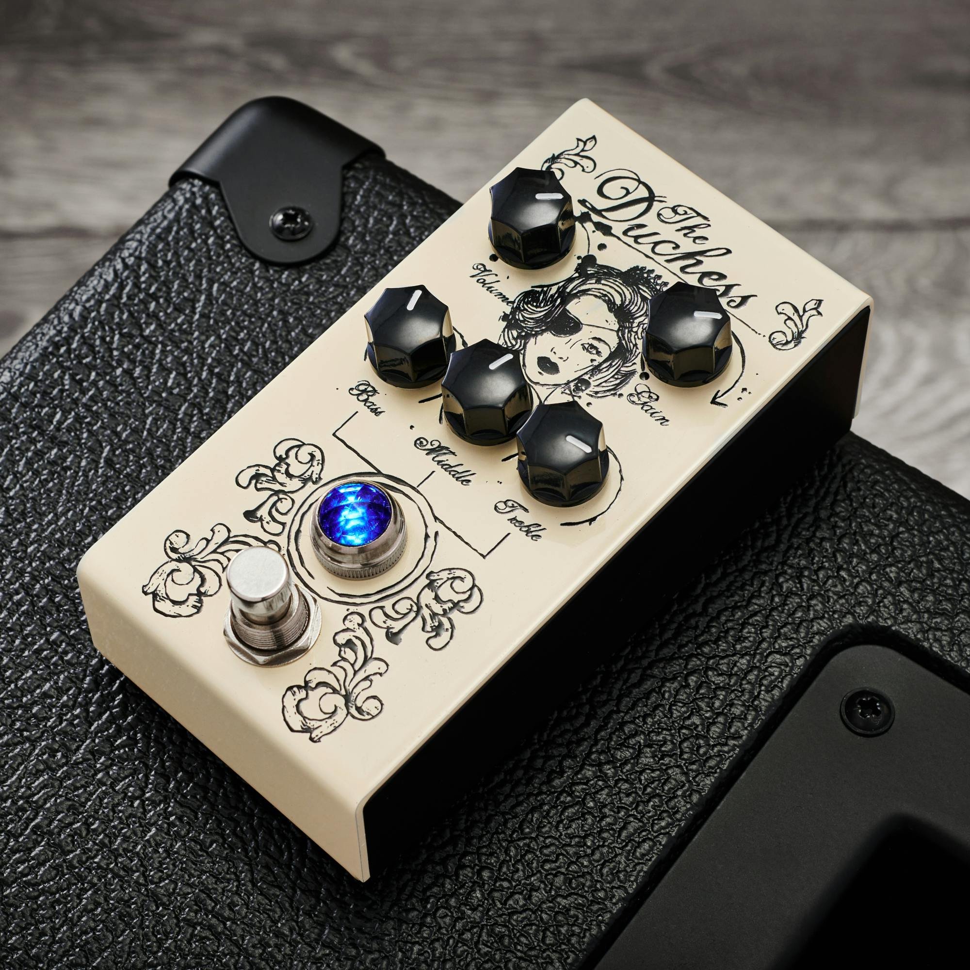 Victory V1 The Duchess Amp Overdrive Pedal - 541274-Victory-V1-Duchess-Pedal-Beauty.jpg